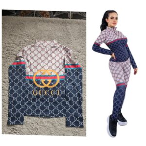 Set sport/timp liber (trening/salopetă), 2 piese sau 1 piesă (în funcție de cum e conceput - pare a fi un set de top cu fermoar la gât și colanți,