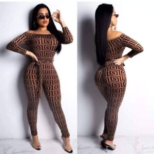 Salopetă (jumpsuit) de damă, mulată, cu mânecă lungă și umeri decupați/goi (off-shoulder).