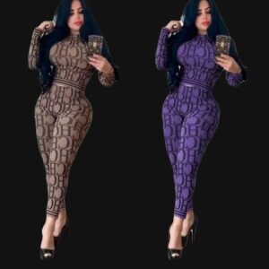 Set de Haine Mulat)
​Tip Produs: Set de haine mulat (bluză cu mâneci lungi și pantaloni/colanți asortați).
​Model/Croială: Setul este croit pe corp, punând în evidență silueta. Bluza are guler înalt (mock neck sau tip maletă scurtă).