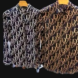 Tip Produs: Cămăși cu mânecă lungă, croială clasică/casual, cu nasturi.
​Design/Imprimeu: Ambele cămăși prezintă un imprimeu all-over (pe toată suprafața), format din literele "D I O R" (sau un monogram similar, cum ar fi modelul "Dior Oblique") care se repetă în diagonală.
​Cromatica (Culori):
​Cămașa din stânga: Imprimeu alb (sau crem deschis) pe un fundal negru sau foarte închis (posibil bleumarin).
​Cămașa din dreapta: Imprimeu auriu/bej/maro deschis pe un fundal negru sau foarte închis.