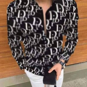 Cămașă sau bluză cu mânecă lungă, cu guler tip tunică/mao (sau un guler mic, ridicat).