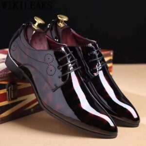 Tip de pantof: Pantofi cu șiret (lace-up), cel mai probabil de tip Derby sau Oxford (deși tăietura pare mai mult Derby, cu ștaiful deschis), potriviți pentru ocazii formale sau evenimente de gală.