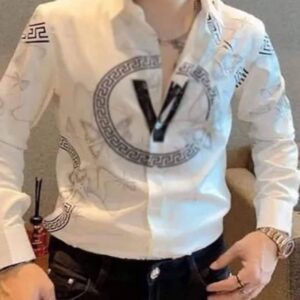 Cămașa este predominant albă, dar are imprimeuri mari, în principal în tonuri de gri și negru, pe partea din față și pe mâneci.