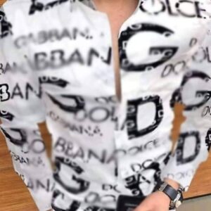 Imaginea arată o cămașă pentru bărbați cu mânecă lungă, de culoare albă, acoperită cu un imprimeu de text mare și repetitiv, în principal cu literele negre.