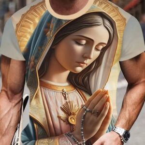 Tricoul este de culoare deschisă (posibil alb sau crem) cu mânecă scurtă