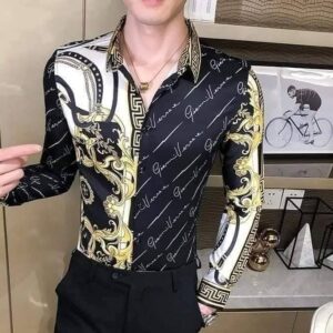 Această cămașă pentru bărbați are un design îndrăzneț și luxos, fiind confecționată dintr-un material cu aspect satinat sau mătăsos.