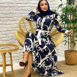 Rochie lungă elegantă cu imprimeu grafic alb pe fond bleumarin