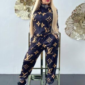 Pantaloni: Lungime completă, tip jogger (cu elastic la gleznă), cu același model monogramă.