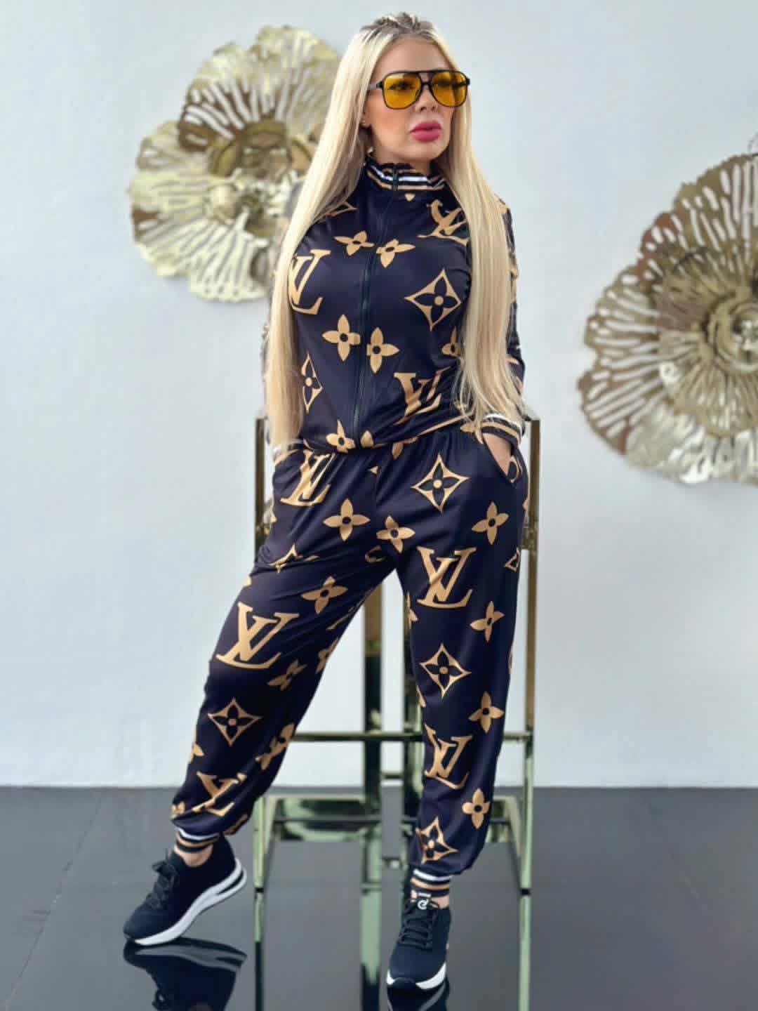 Pantaloni: Lungime completă, tip jogger (cu elastic la gleznă), cu același model monogramă.